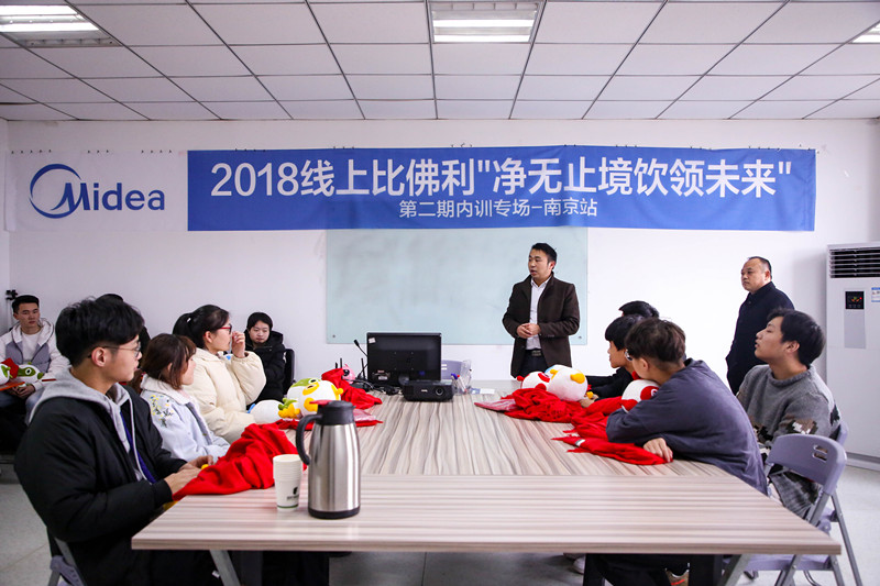 加強就業(yè)畢業(yè)生回訪，促進(jìn)校企合作渠道拓展