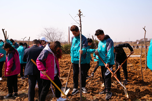 “攜手植樹，共創(chuàng)藍天”丨南京新華師生共筑新華育才林