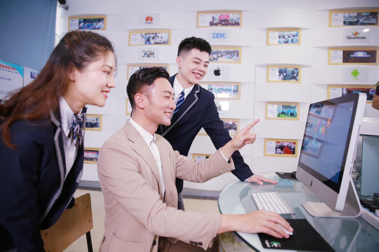 What？聽說新華云課堂能帶你走出傳統(tǒng)課堂，享受個(gè)性化學(xué)習(xí)！