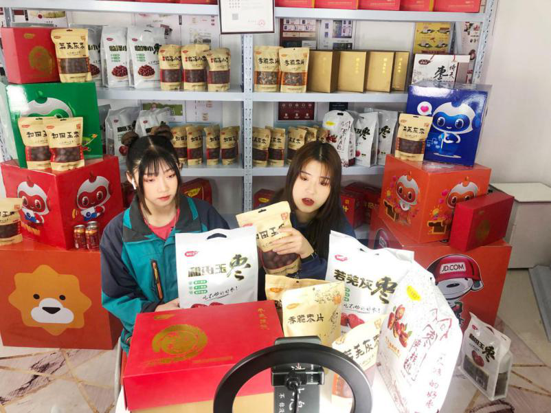 燃爆！麗江石榴哥現(xiàn)場連麥新華電商<a href=http://njxh.cn target=_blank class=infotextkey>專業(yè)</a>學(xué)子