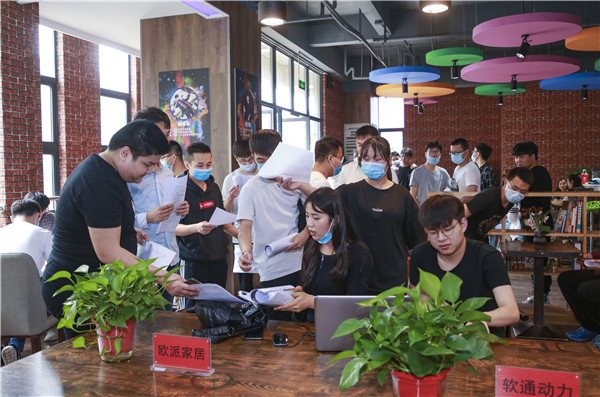 就業(yè)保障丨千企萬崗進(jìn)校園，助力學(xué)子精準(zhǔn)就業(yè)！