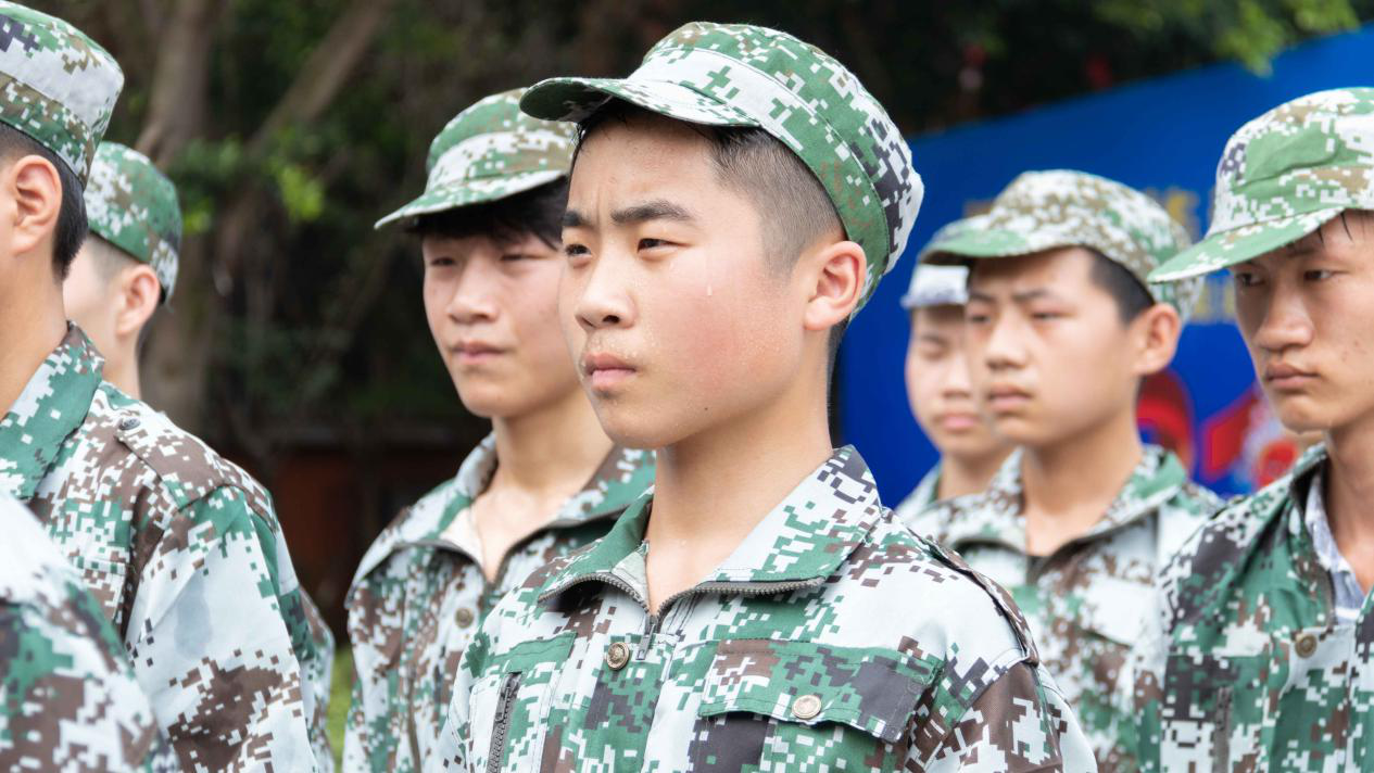新華“三教三訓(xùn)”之軍訓(xùn)|揮灑汗水書寫迷彩青春！