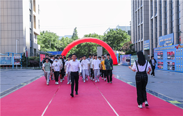巔峰實習，京彩有你 ——南京新華京東618實習項目總結與表彰大會圓滿結束