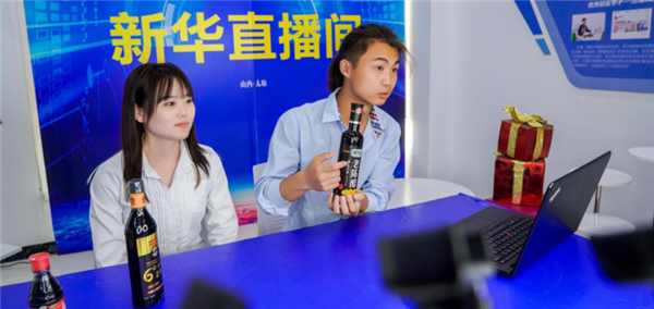 我去，這么多人來(lái)新華是干啥？