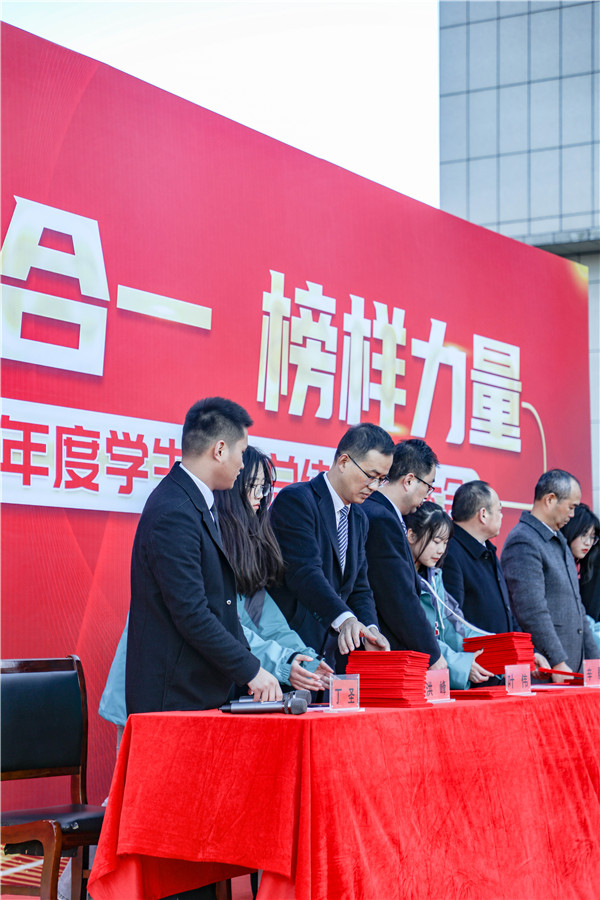 知行合一，榜樣力量 —南京新華2021年度學(xué)生工作總結(jié)暨表彰大會圓滿落幕！