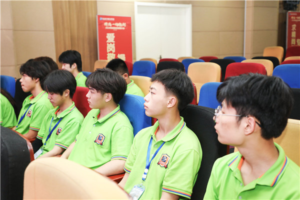 為幫助我校學(xué)生明確職業(yè)生涯規(guī)劃，確定個人職業(yè)方向，強化職業(yè)規(guī)劃意識，更好地樹立個人理想，2022年7月29日，南京新華電腦專修學(xué)校在學(xué)術(shù)報告廳舉行第十二屆職業(yè)生涯規(guī)劃演講大賽