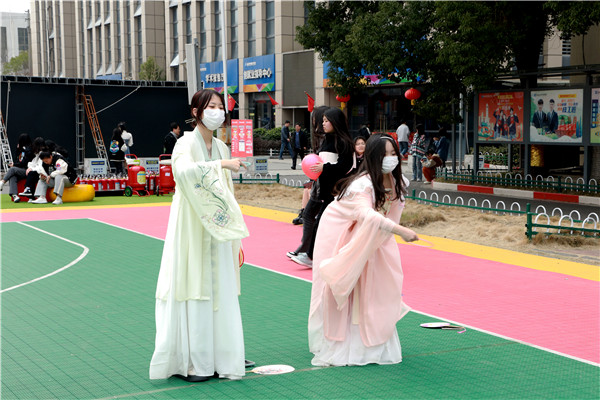 “三八”國(guó)際婦女節(jié)來(lái)臨，南京新華向所有女性致以節(jié)日最美好的祝福！