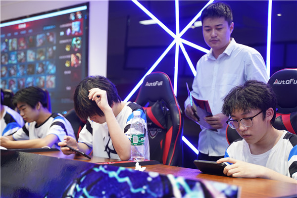 恭喜！我校學(xué)生代表隊(duì)榮獲2023 年“迎亞運(yùn)”新華電腦教育王者榮耀電競(jìng)對(duì)抗賽亞軍
