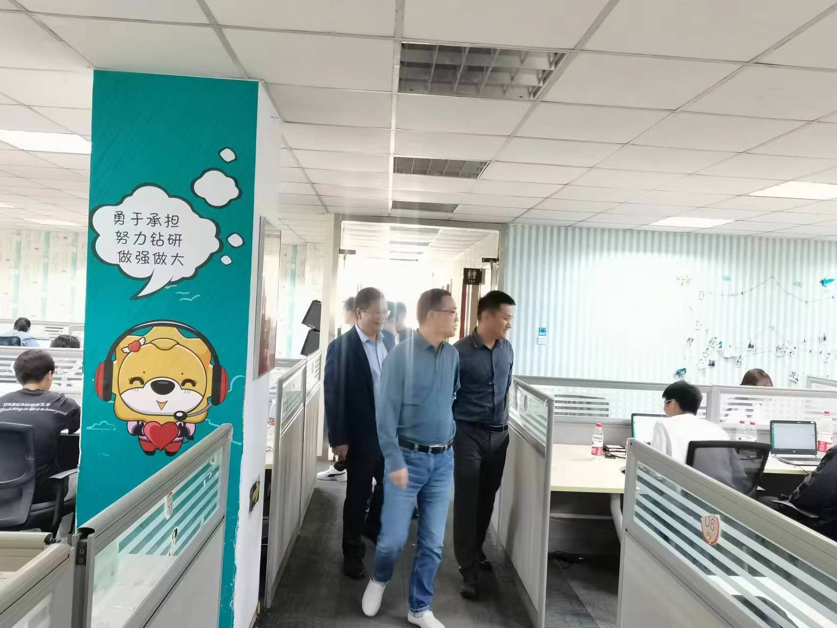 回訪企業(yè)實習(xí)學(xué)生，關(guān)懷職業(yè)成長道路