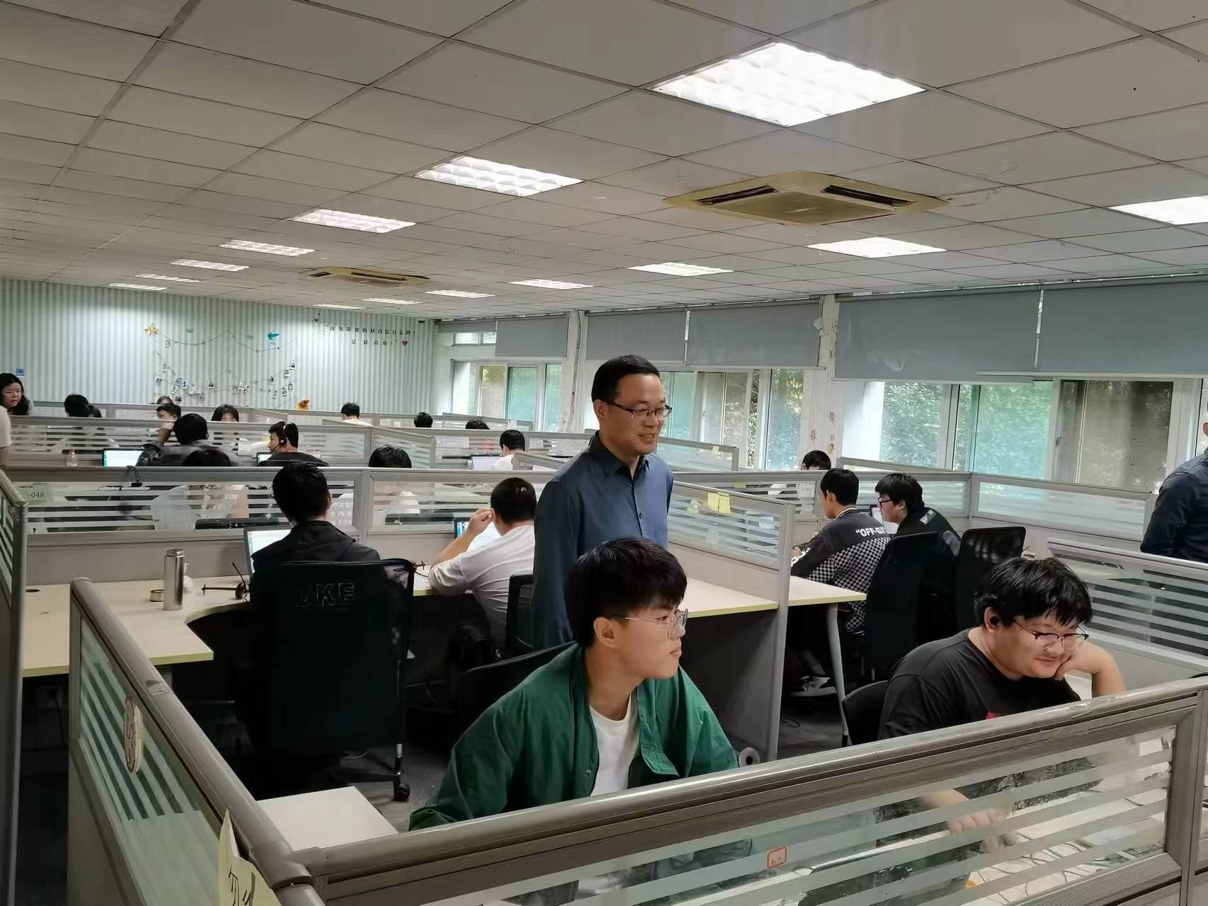 回訪企業(yè)實習(xí)學(xué)生，關(guān)懷職業(yè)成長道路