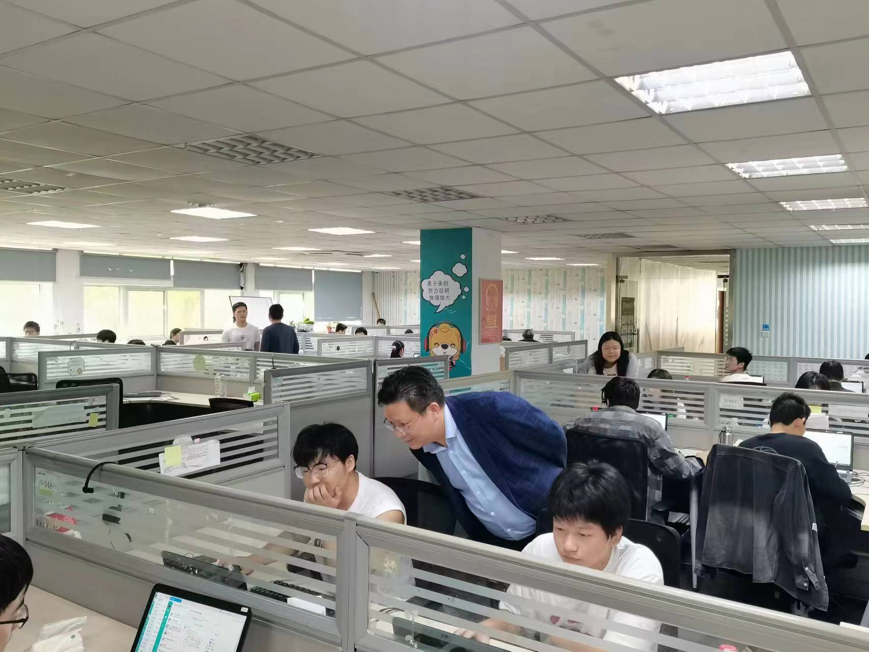 回訪企業(yè)實習(xí)學(xué)生，關(guān)懷職業(yè)成長道路