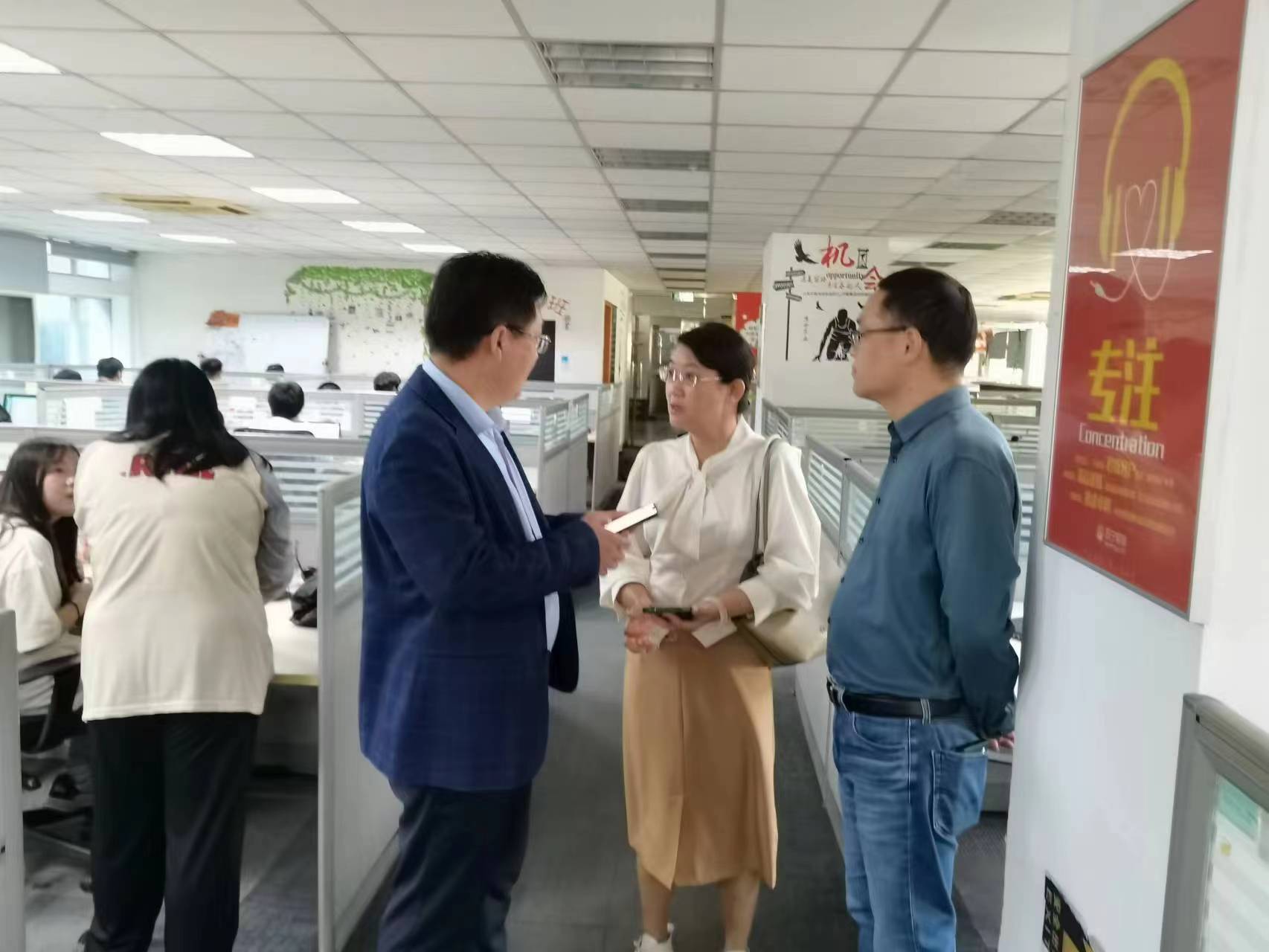 回訪企業(yè)實習(xí)學(xué)生，關(guān)懷職業(yè)成長道路