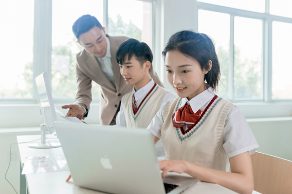 就業(yè)內(nèi)卷趨嚴(yán)重，應(yīng)屆畢業(yè)生該如何“自救”