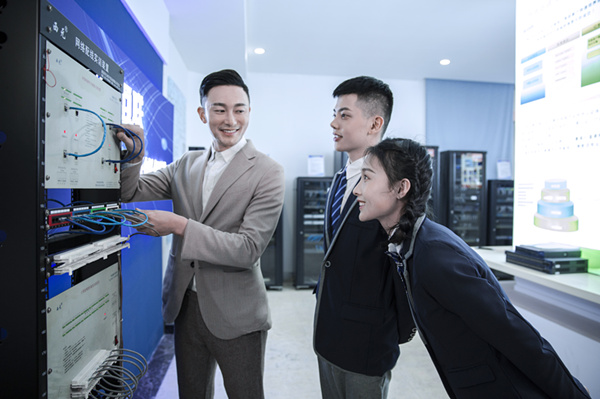 初中沒畢業(yè)學(xué)什么好？初中可以學(xué)計(jì)算機(jī)么？
