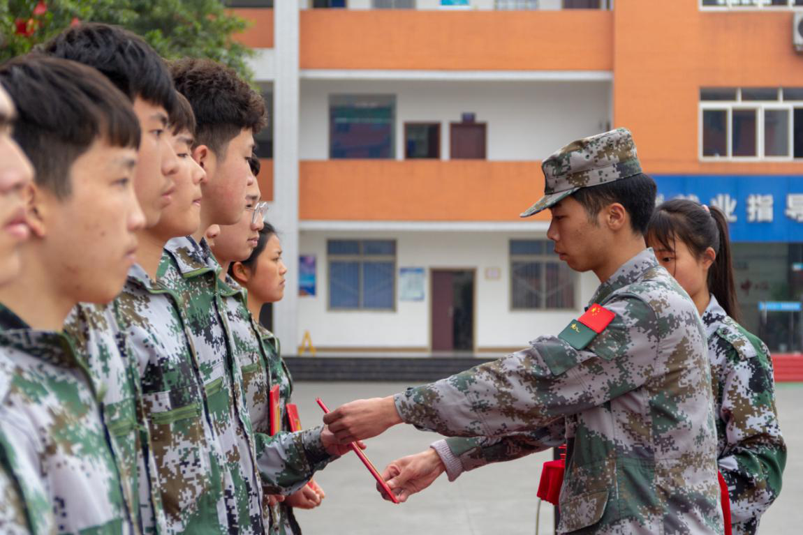 新華“三教三訓(xùn)”之軍訓(xùn)|揮灑汗水書寫迷彩青春！