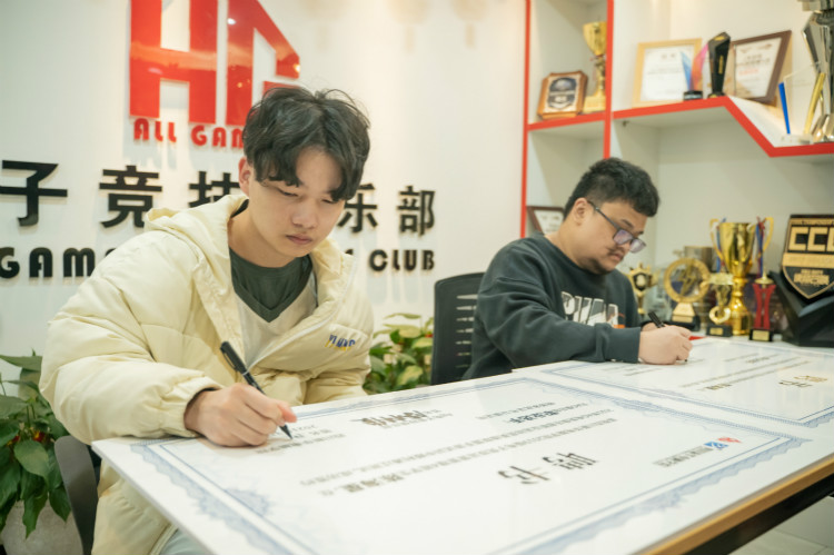 實力見證！又一新華電腦教育學(xué)子簽約AG俱樂部！