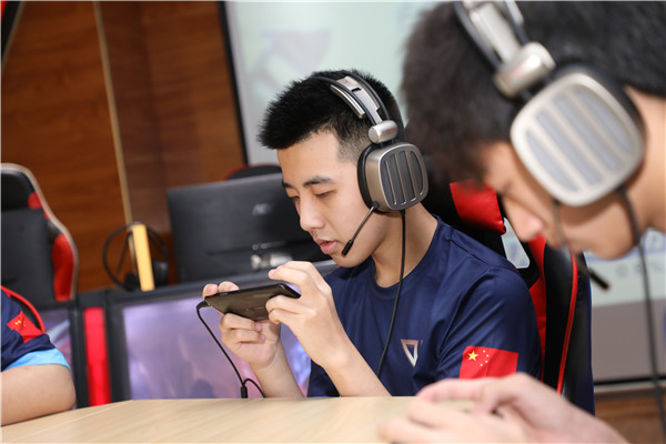 如何看待 Miss 爆料「Faker 年薪 5800 萬，LPL 選手月薪保底 2 萬」？