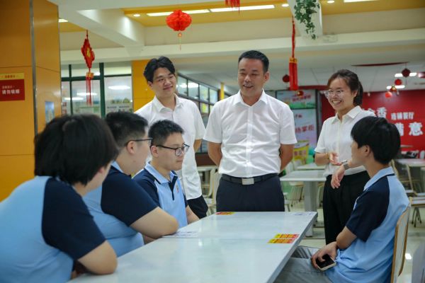 炎炎夏日，心系學(xué)子丨南京新華電腦開(kāi)展2024級(jí)新生慰問(wèn)活動(dòng)