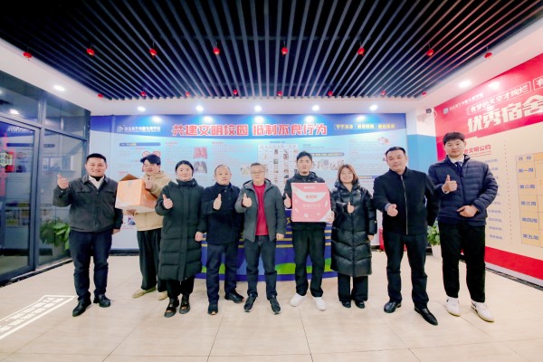 南京新華吳元紅校長晚間慰問查寢，并為學生送關懷！